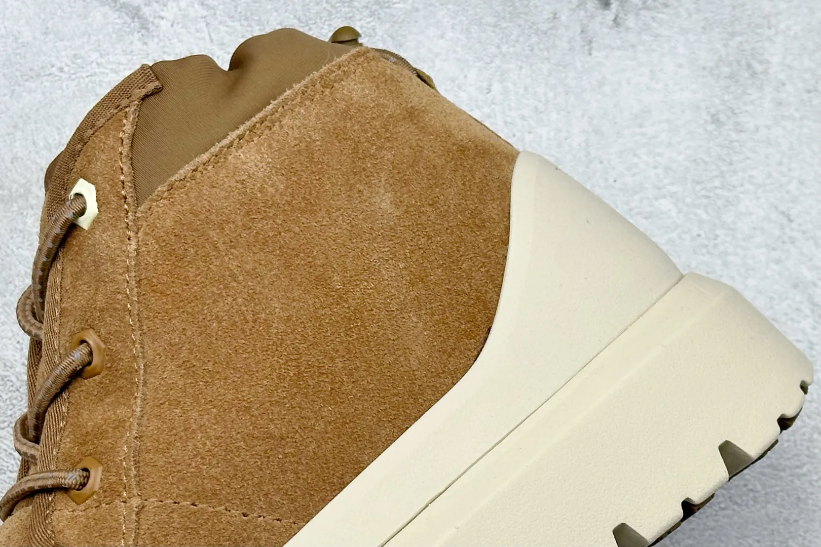 🐲💰 560 Support store UGG sheepskin integrated snow boots Autumn and winter classic outdoor Tasman snow boots Official synchronized packaging Inspection standard The material is made of original anti-fouling and waterproof leather Sheepskin integrated non-slip and wear-resistant light wing outsole Full of warmth performance, must be a good product in cold seasons Item number: 1143991 Size: 35-45